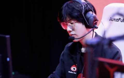 爱游戏体育- theshy第一把滑板鞋回放 